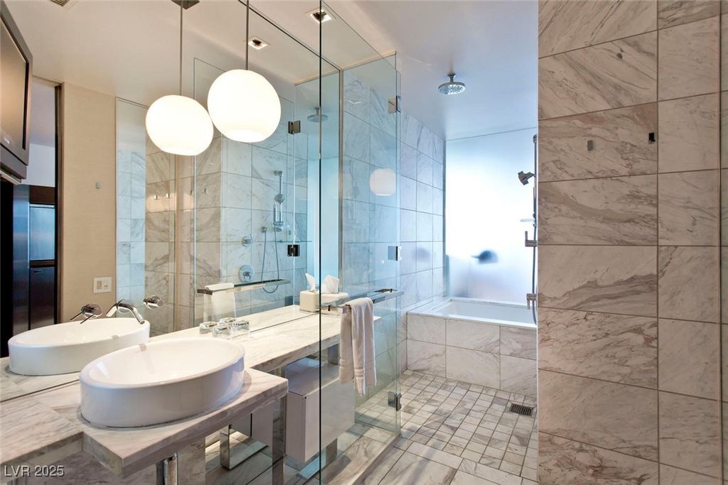 Image 5 of property listing at 4381 West FLAMINGO Road 908, Las Vegas, NV 89103