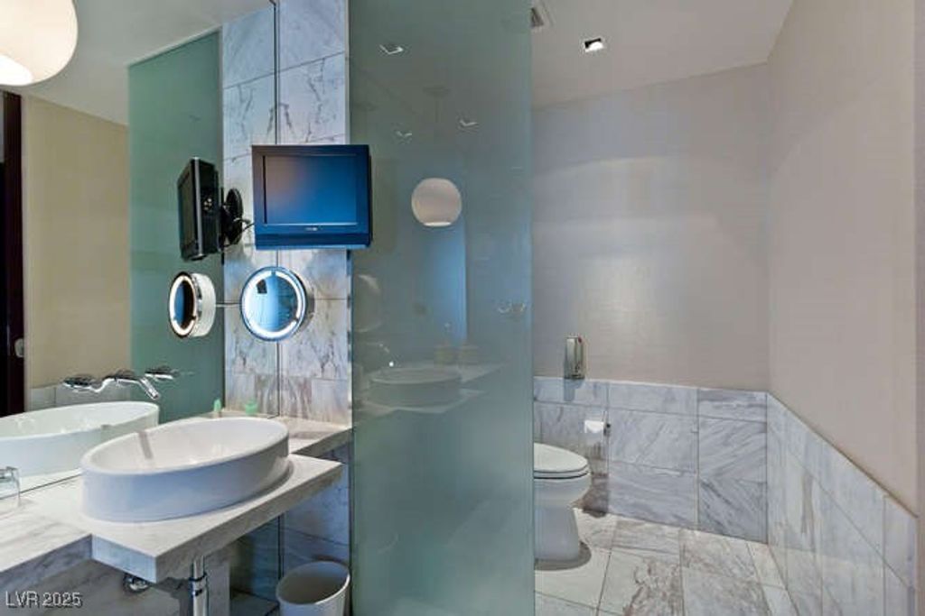 Image 8 of property listing at 4381 West FLAMINGO Road 908, Las Vegas, NV 89103