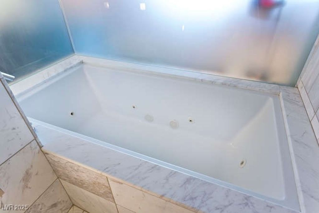 Image 9 of property listing at 4381 West FLAMINGO Road 908, Las Vegas, NV 89103