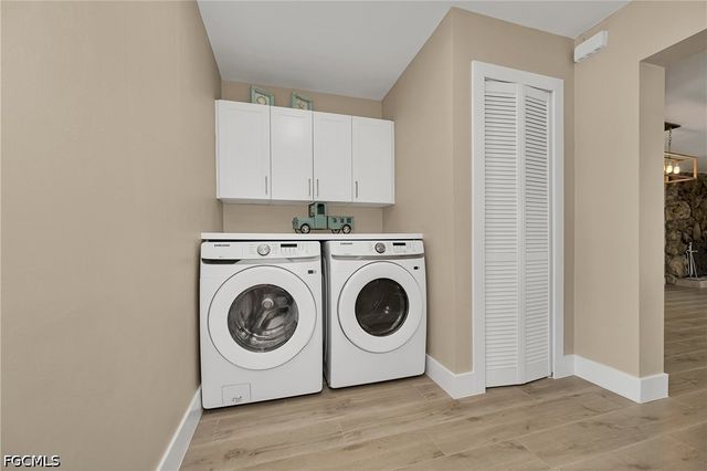 5885 Pine Tree DR, Sanibel, FL 33957