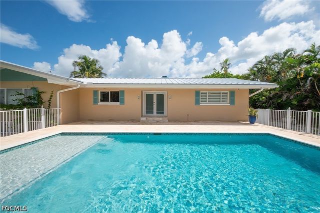 5885 Pine Tree DR, Sanibel, FL 33957