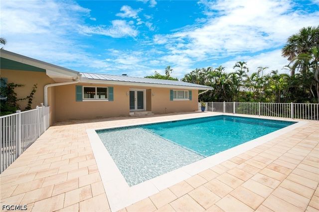 5885 Pine Tree DR, Sanibel, FL 33957