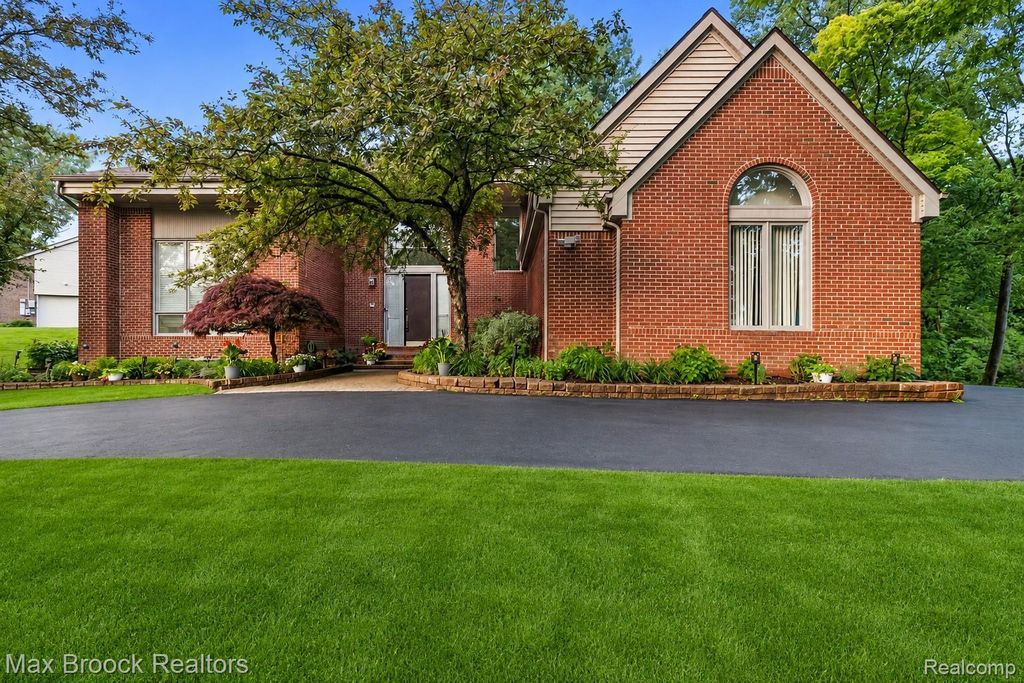 2295 Shore Hill Drive, West Bloomfield Charter Township, MI 48323