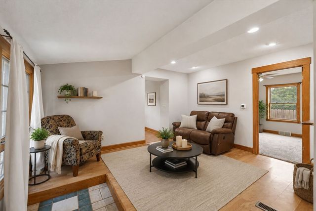 1129 Pleasant View Drive, Des Moines, IA 50315