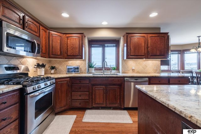 17606 Prestwick Avenue, Omaha, NE 68136