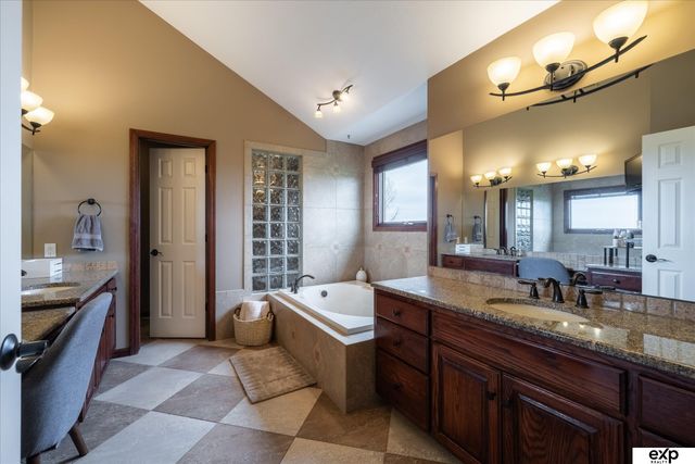 17606 Prestwick Avenue, Omaha, NE 68136