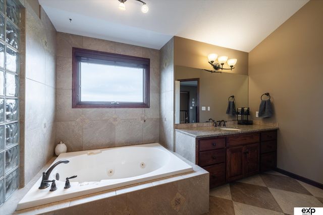 17606 Prestwick Avenue, Omaha, NE 68136