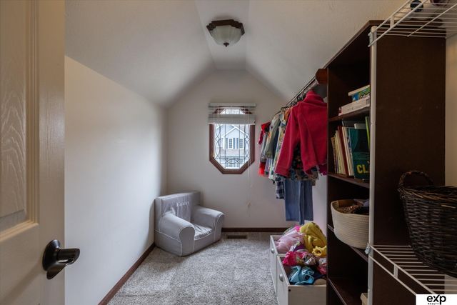 17606 Prestwick Avenue, Omaha, NE 68136