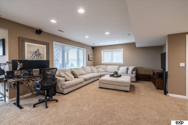 17606 Prestwick Avenue, Omaha, NE 68136