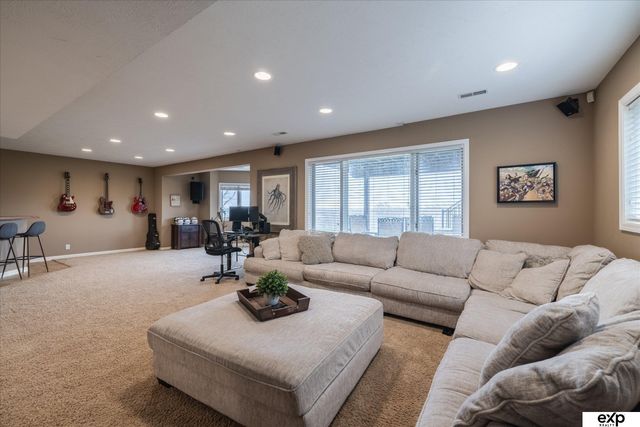 17606 Prestwick Avenue, Omaha, NE 68136