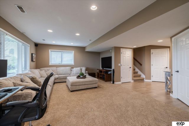 17606 Prestwick Avenue, Omaha, NE 68136