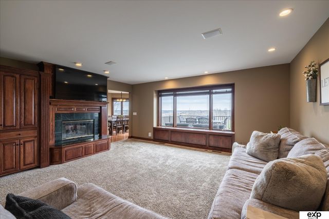 17606 Prestwick Avenue, Omaha, NE 68136