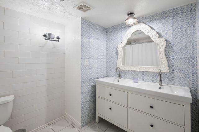 2111 Pennington Drive, Arlington, TX 76014