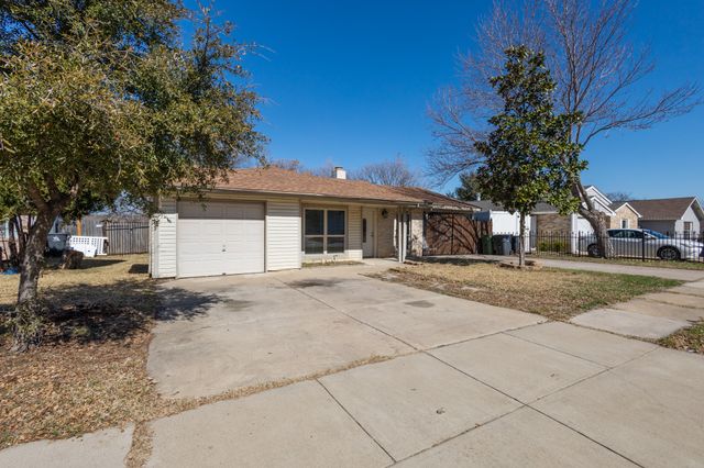 2111 Pennington Drive, Arlington, TX 76014