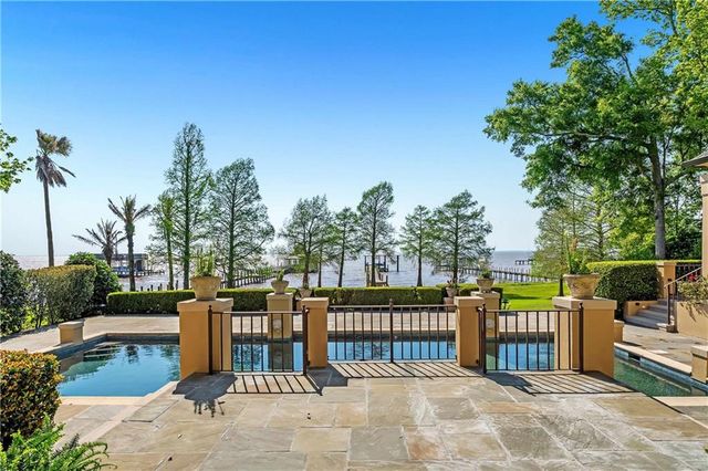 437 Village Drive, Daphne, AL 36526