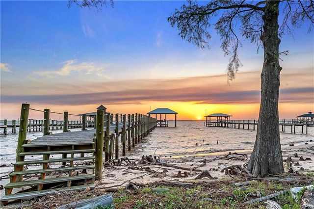 437 Village Drive, Daphne, AL 36526