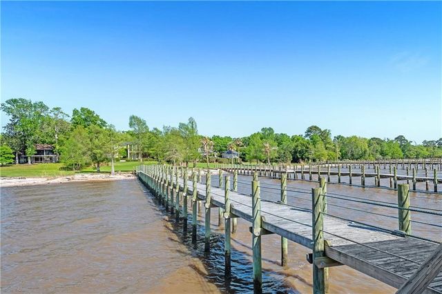 437 Village Drive, Daphne, AL 36526