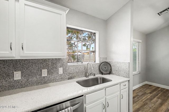 4407 E AMBERWOOD Drive, Phoenix, AZ 85048