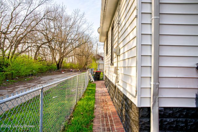 3226 W Jefferson St, Louisville, KY 40212