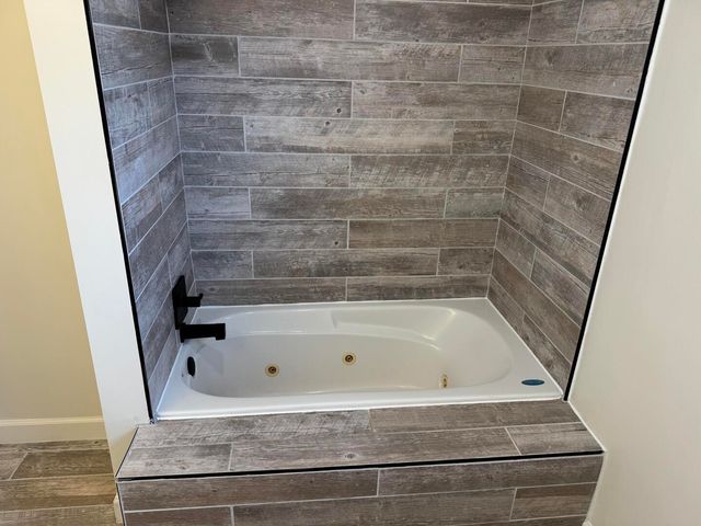 2452 W Florian Court, Decatur, IL 62526