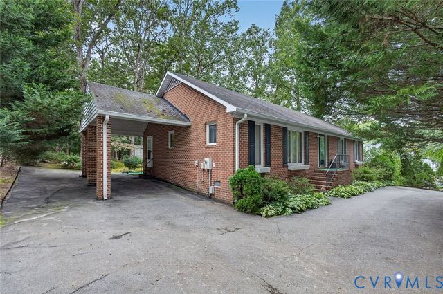 8281 Burnside Dr, Mechanicsville, VA 23116