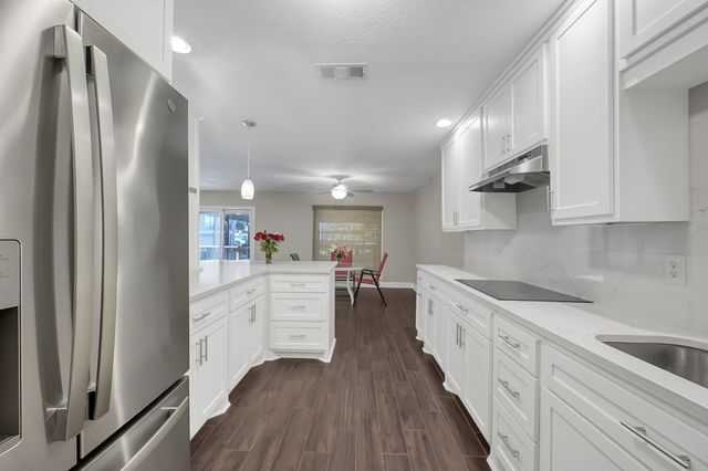 125 Capetown, Conroe, TX 77356