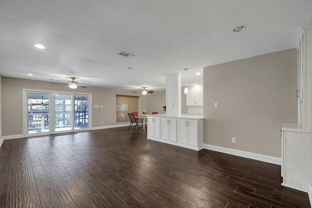 125 Capetown, Conroe, TX 77356