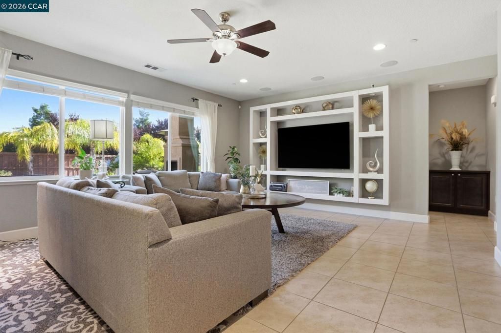 Image 11 of property listing at 5036 Turnbridge Ct, Vacaville, CA 95687