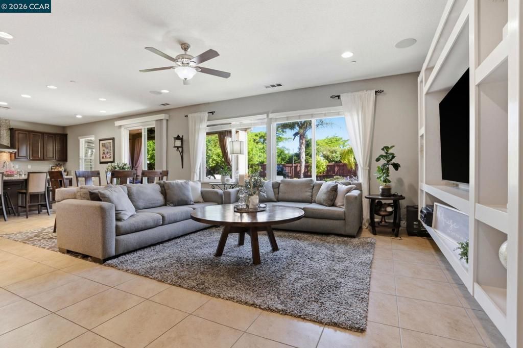 Image 12 of property listing at 5036 Turnbridge Ct, Vacaville, CA 95687