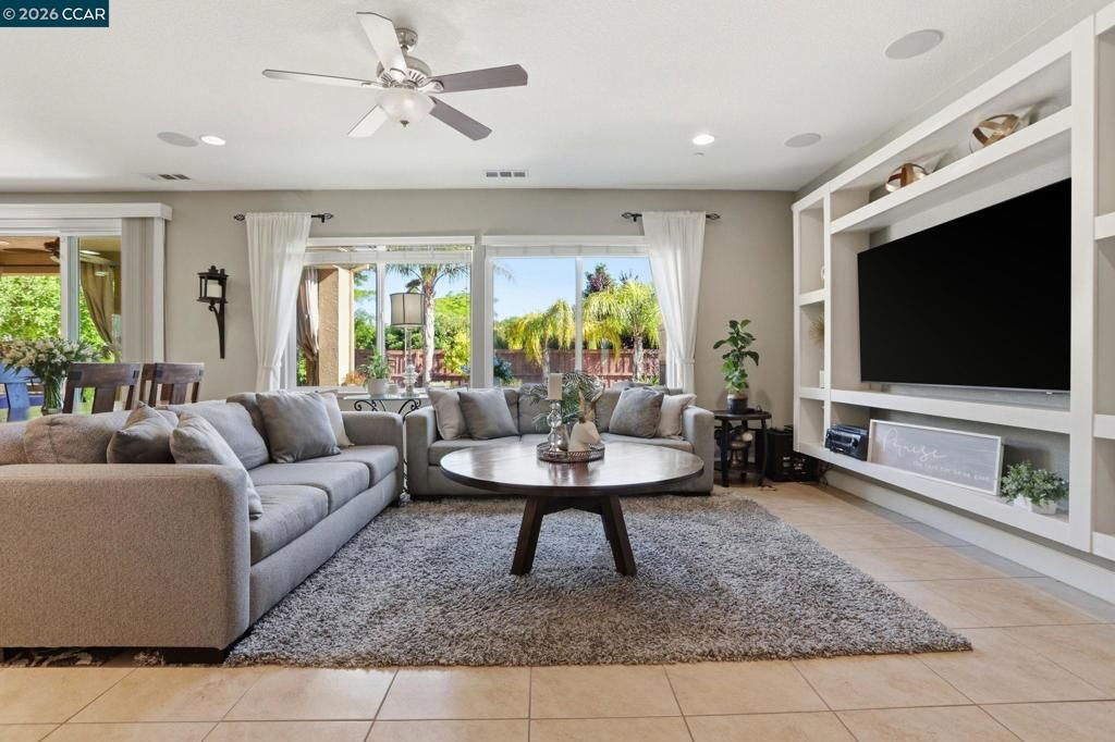 Image 13 of property listing at 5036 Turnbridge Ct, Vacaville, CA 95687