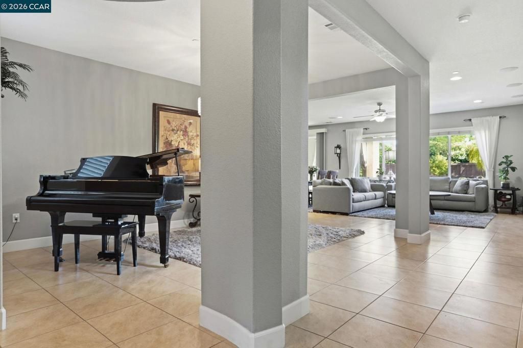 Image 9 of property listing at 5036 Turnbridge Ct, Vacaville, CA 95687