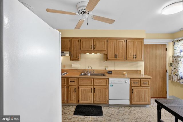 11 COLESBERY DR, New Castle, DE 19720