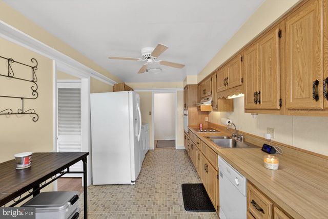 11 COLESBERY DR, New Castle, DE 19720