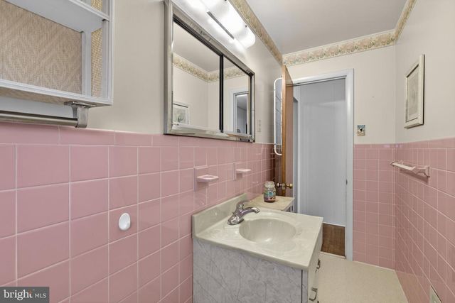 11 COLESBERY DR, New Castle, DE 19720