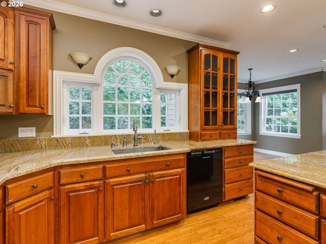1845 N TEAKWOOD Cir, Canby, OR 97013