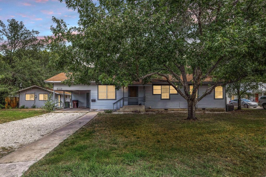1017 Spruce ST, Lockhart, TX 78644