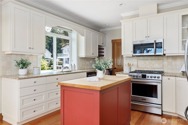 1202 NE Burnham Place, Coupeville, WA 98239