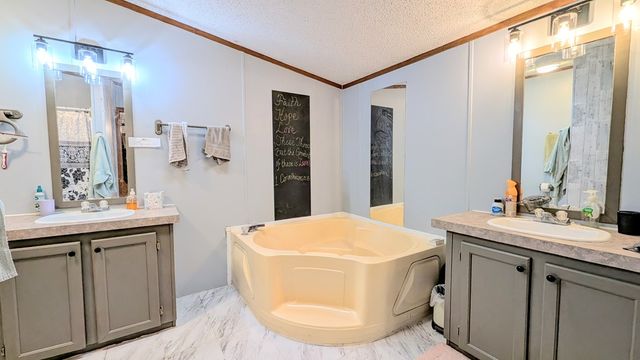 701 Knob Hill Cir, Dothan, AL 36301