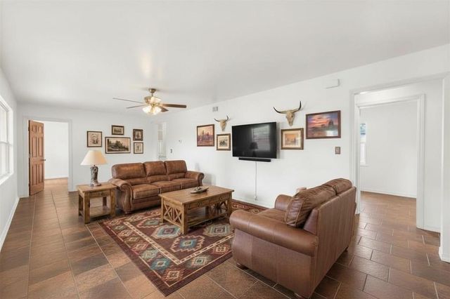 1002 S Pierce ST, Burnet, TX 78611