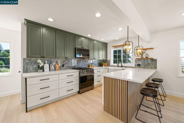 6300 Buena Ventura Ave, Oakland, CA 94605