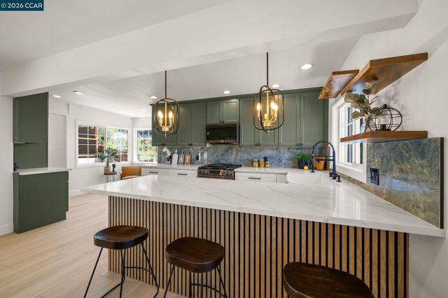 6300 Buena Ventura Ave, Oakland, CA 94605