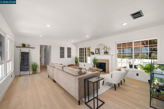 6300 Buena Ventura Ave, Oakland, CA 94605