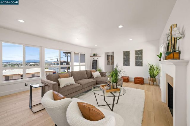 6300 Buena Ventura Ave, Oakland, CA 94605
