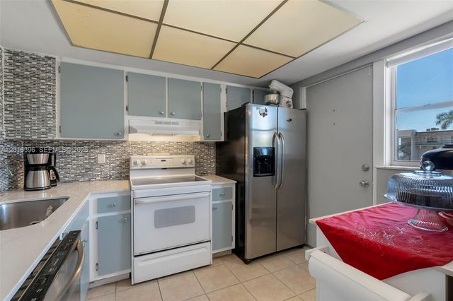 1101 Crystal Lake Dr 203, Deerfield Beach, FL 33064