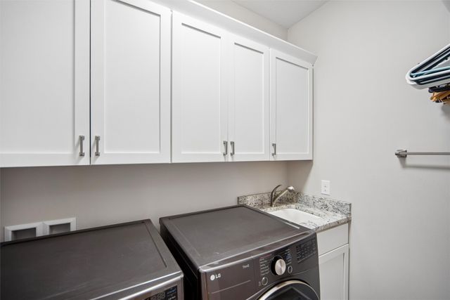 8916 NW 73rd Place, Johnston, IA 50131
