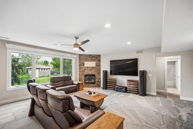 8916 NW 73rd Place, Johnston, IA 50131