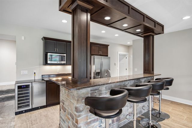 8916 NW 73rd Place, Johnston, IA 50131