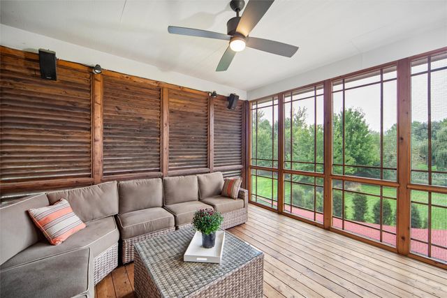 8916 NW 73rd Place, Johnston, IA 50131