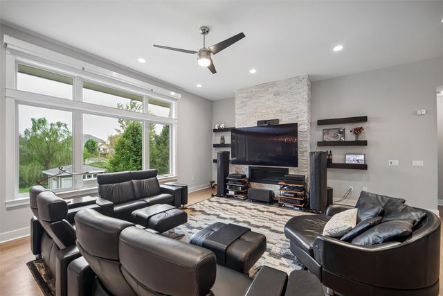 8916 NW 73rd Place, Johnston, IA 50131