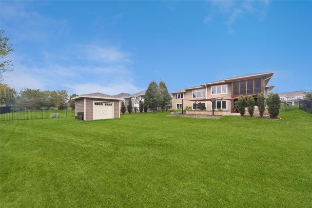 8916 NW 73rd Place, Johnston, IA 50131